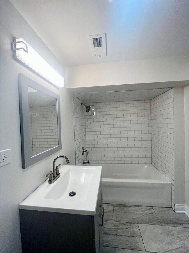 Foto del edificio - 5816 N Artesian Ave