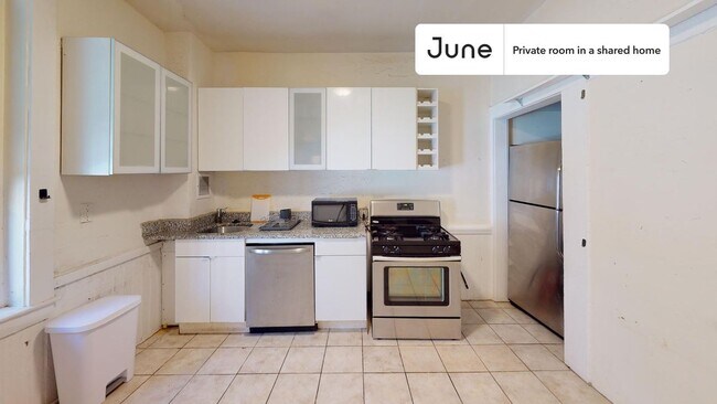 Building Photo - Private bedroom in 6 bed/2 bath Home