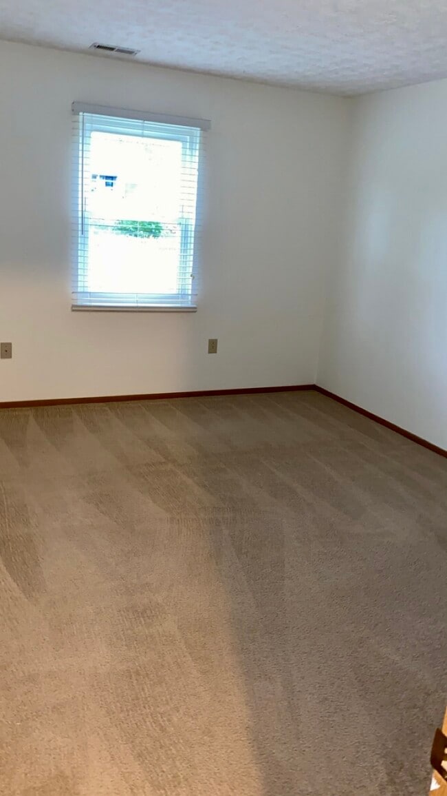 Building Photo - 525 Rosehill Dr