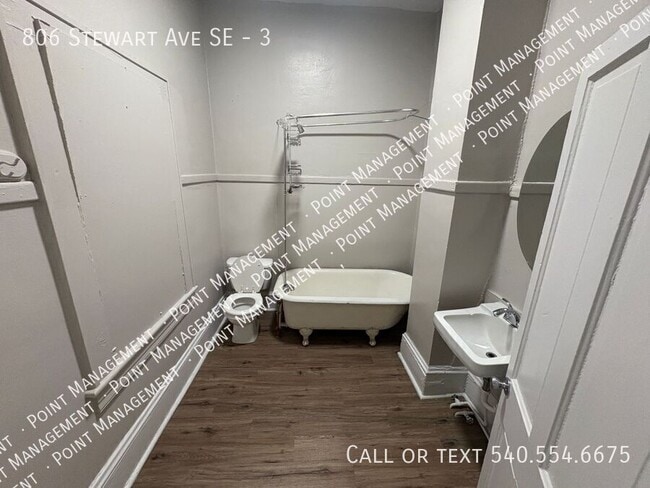 Building Photo - 806 Stewart Ave SE