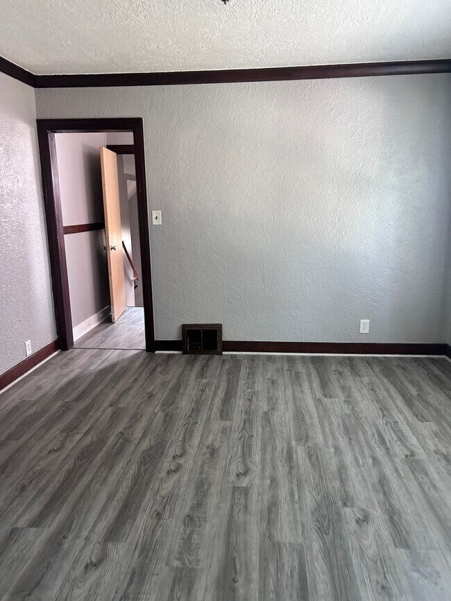 Building Photo - For Rent – 2 Bedroom | 1 Bathroom Aurora, IL 60505