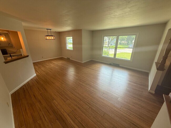 Foto del edificio - Updated 3BR Home in Prime Wauwatosa Locati...
