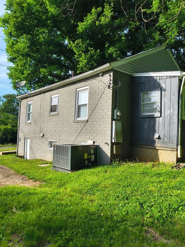 Photo - Charming 2br/1ba house near downtown
