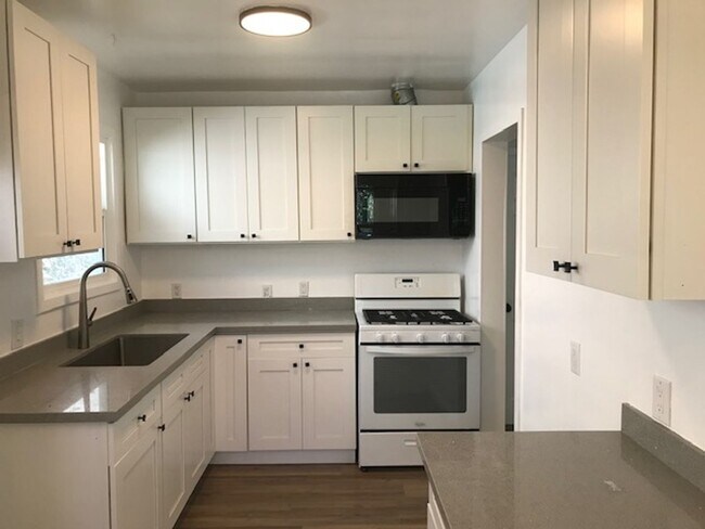 Foto del edificio - 6932-6934 Agnes Avenue
