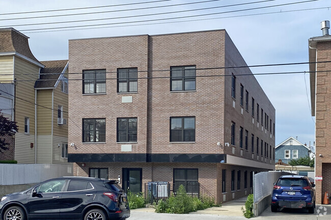 Building Photo - 1654 84th St