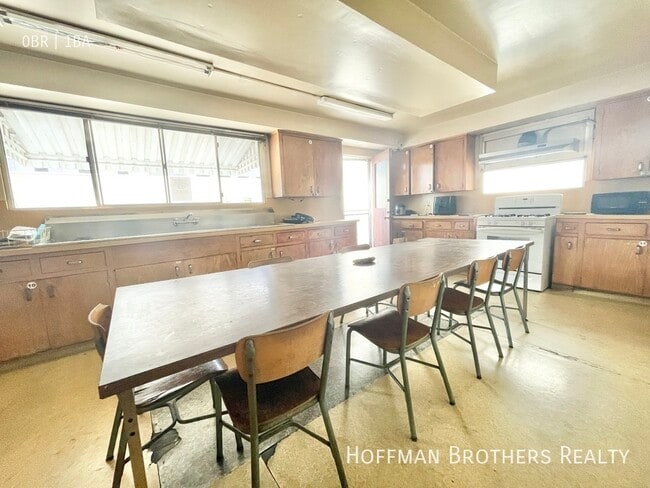 Building Photo - 933 Grattan St