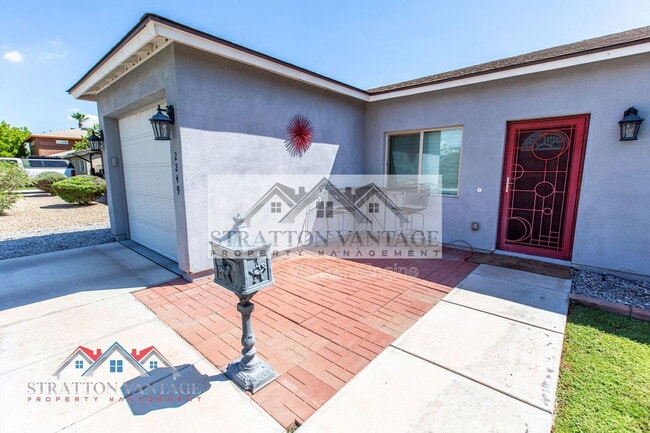 Foto del edificio - 2249 E Sells Dr