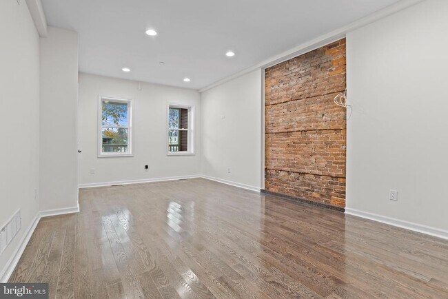 Building Photo - 819 11th Ave