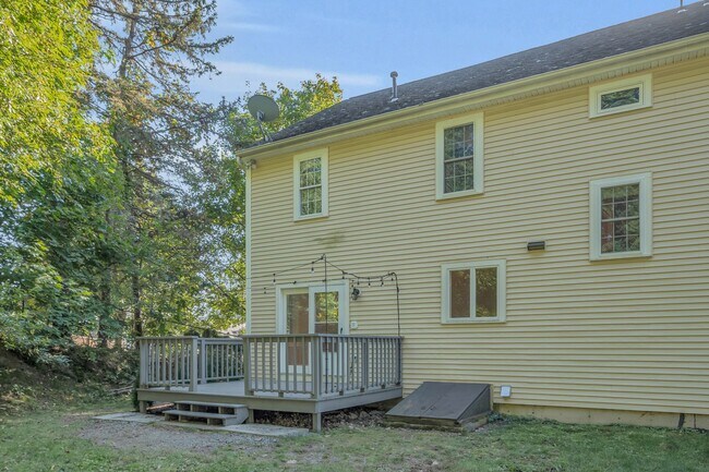 Building Photo - 140 Low St