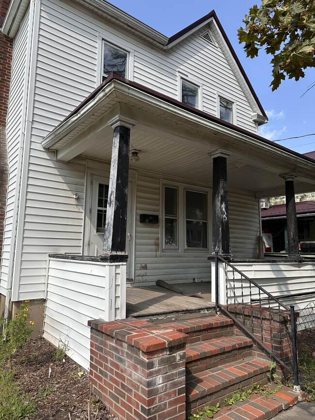 Building Photo - 713 Harper St