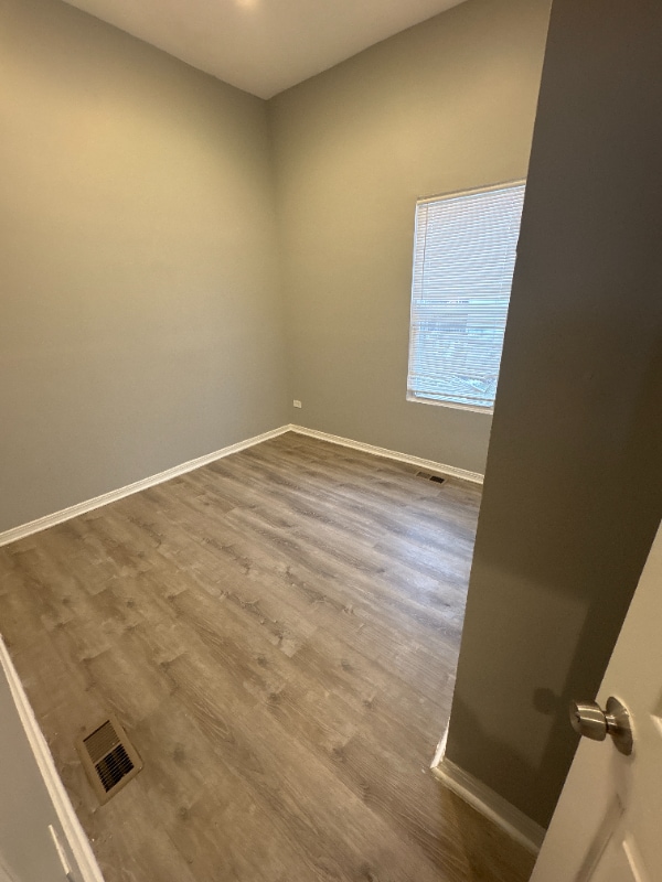 Building Photo - 5906 S La Salle St