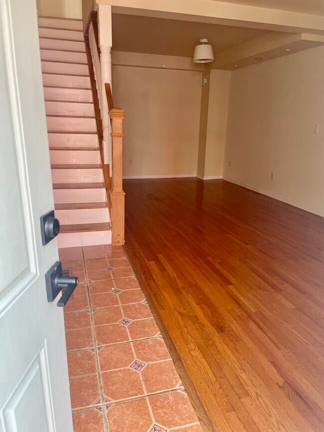 Puerta de entrada abierta. Mire hacia la sala de estar y las escaleras. - 604 Gerritt St