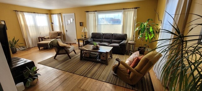 Foto del edificio - 716 Edgewood Pl