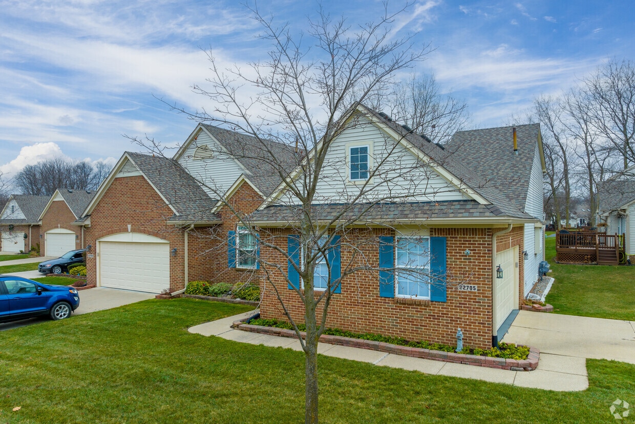 Coachlight Village Apartments in Taylor, MI
