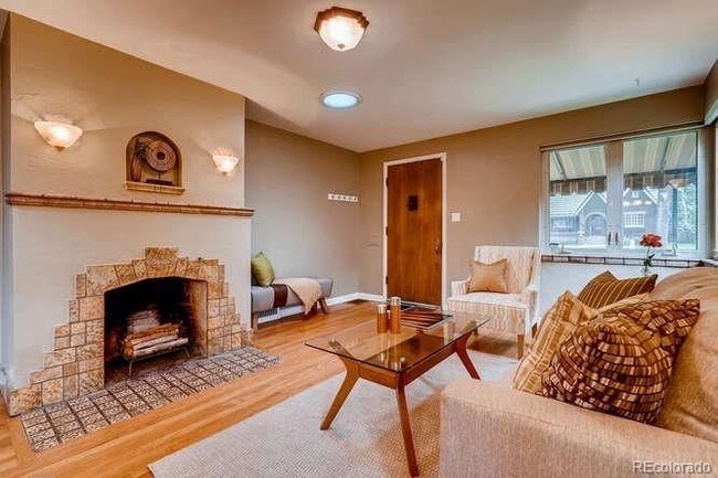 Building Photo - Live in the heart of coveted Bonnie Brae.