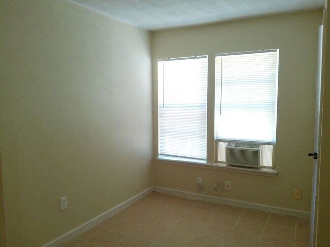 Foto del edificio - 749 Westchester Dr