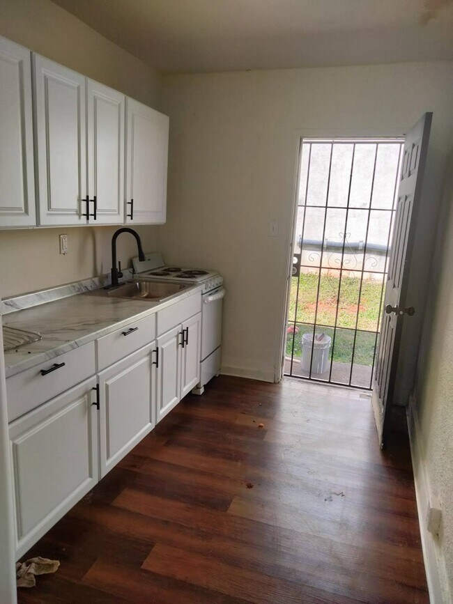 Building Photo - 614 1st St N