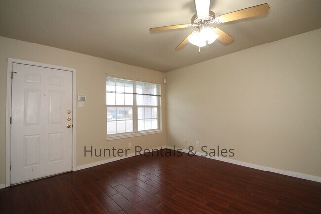 Building Photo - Spacious Duplex!