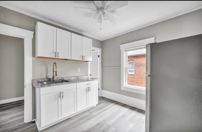 Building Photo - 2023 Robin St