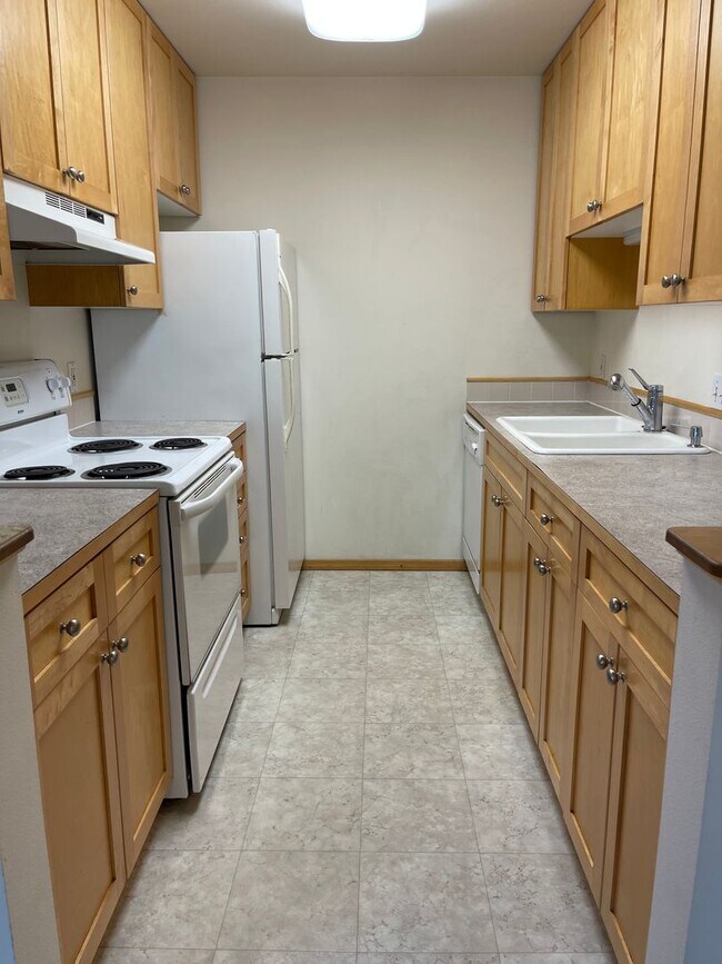 Building Photo - Sunny and Spacious 1 bedroom, 1 bathroom u...