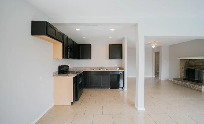 Building Photo - 7915 W Pinchot Ave