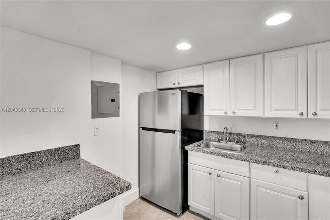 Foto del edificio - 4335 NW S Tamiami Canal Dr