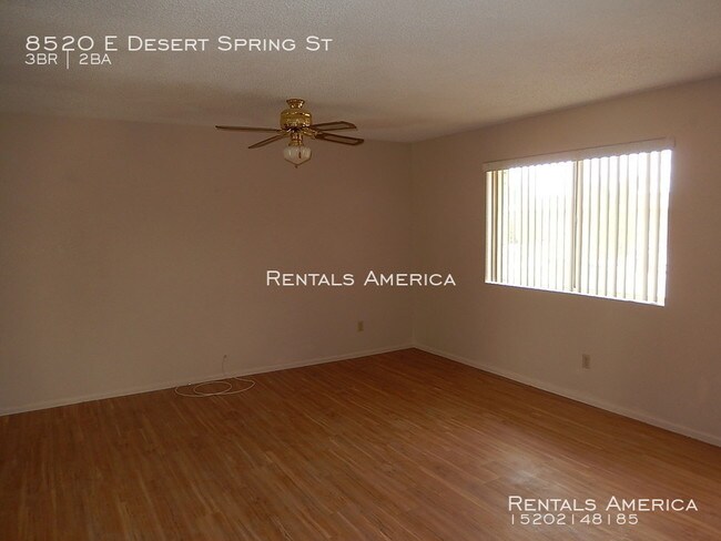 Building Photo - Great East Side Home on the Golf Course