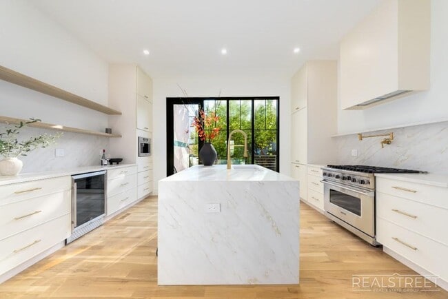 Foto del edificio - Stunning Brand New Townhouse for Rent in Bushwick!