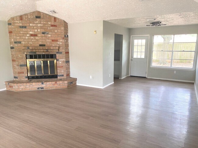 Building Photo - MAKE THE SMART MOVE TO SOMMERALL