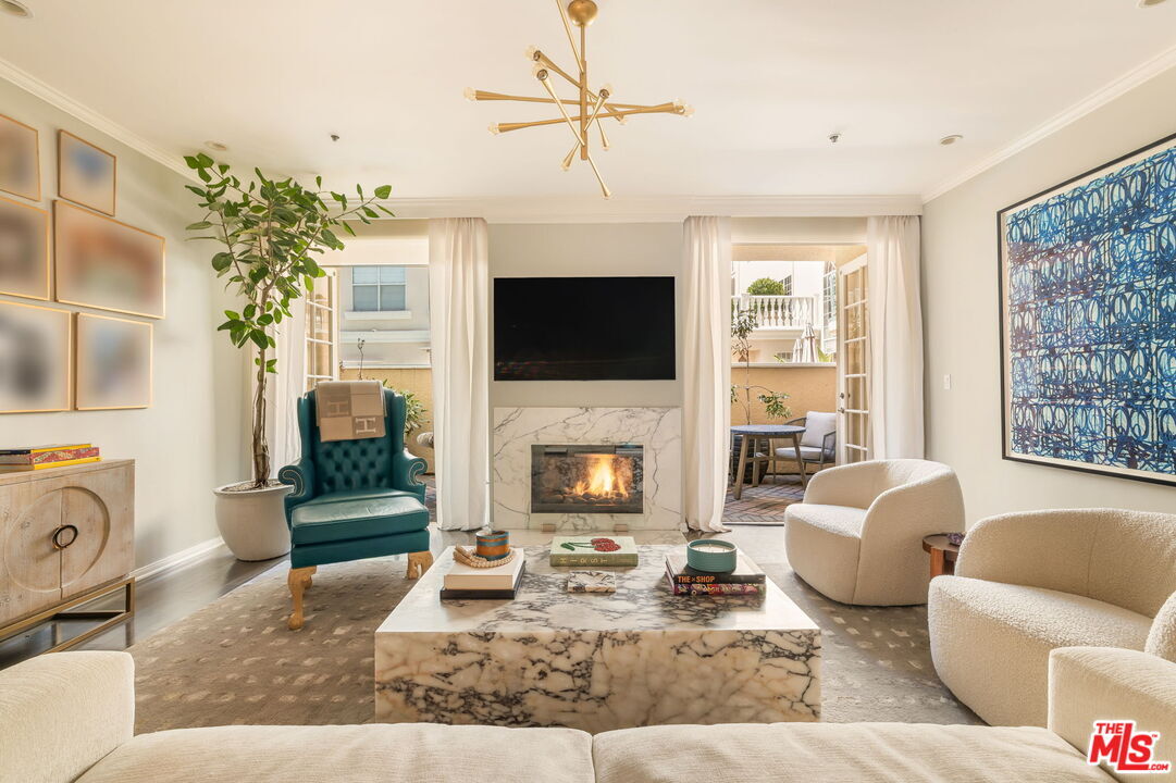 Primary Photo - 930 N Doheny Dr