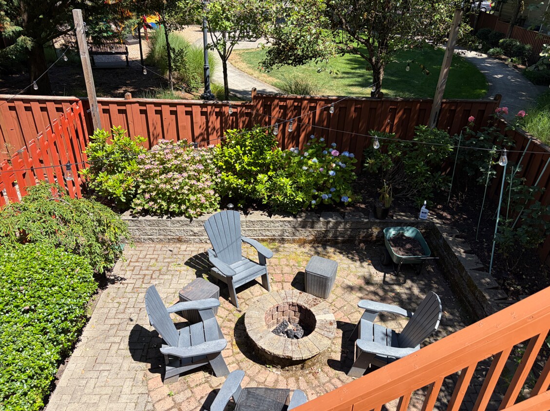 Foto del edificio - Gorgeous 3 BD | 2.5 BA Townhome | Popular Amberglen Townhomes Neighborhood | Beautiful Backyard |...
