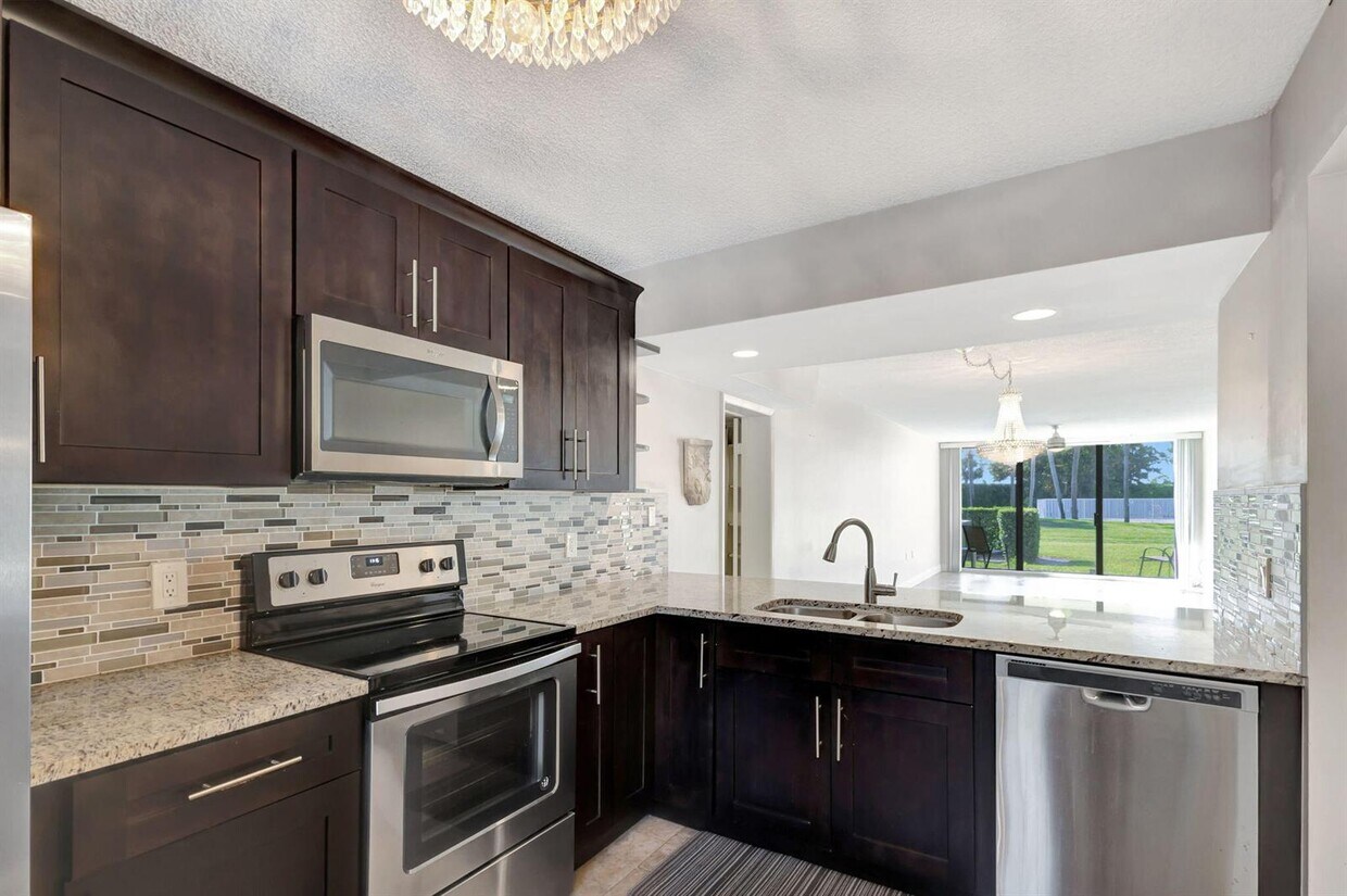 Foto principal - 2741 Village Blvd
