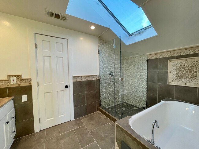 Foto del edificio - Outside Leasing - 794-796 Moultrie Street