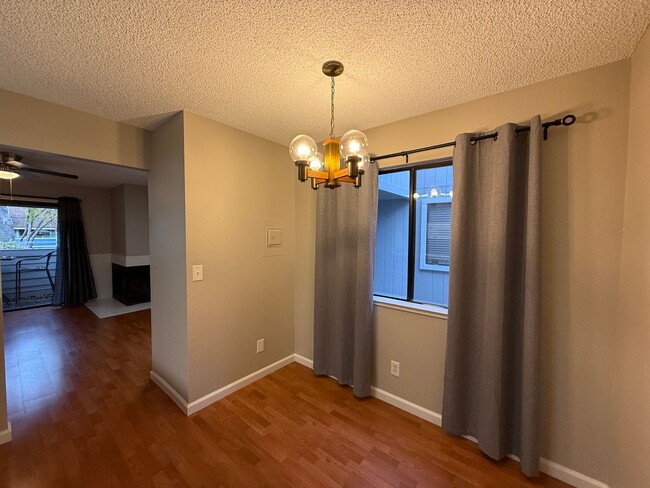 Building Photo - 2 bed 1 bath condo available in Natomas area