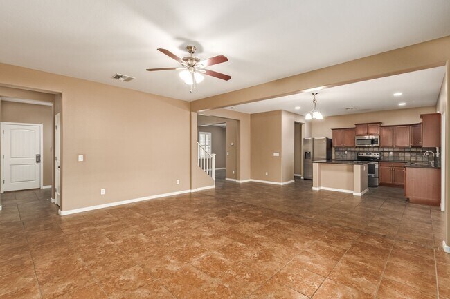 Foto del edificio - Lakeside Oasis: 5-Bed, 3-Bath Home with Up...