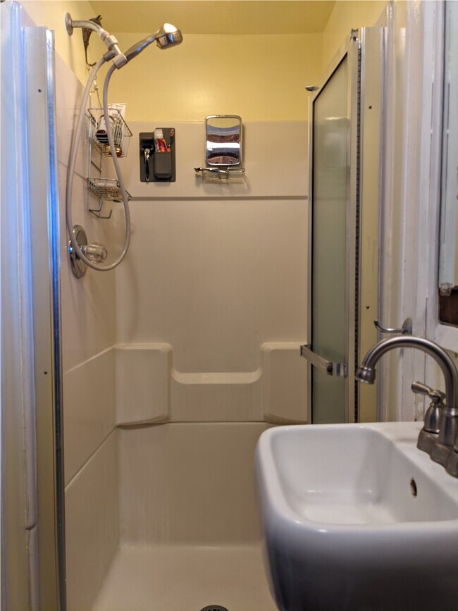Ducha y lavabo - 2317 Carquinez Ave