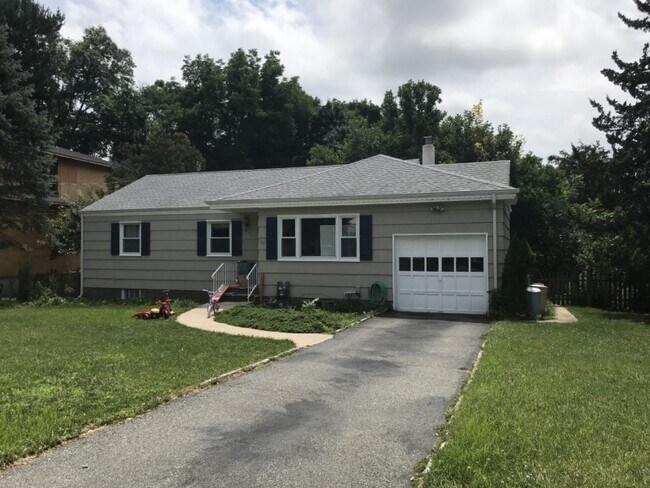 Building Photo - 32 Fellswood Dr