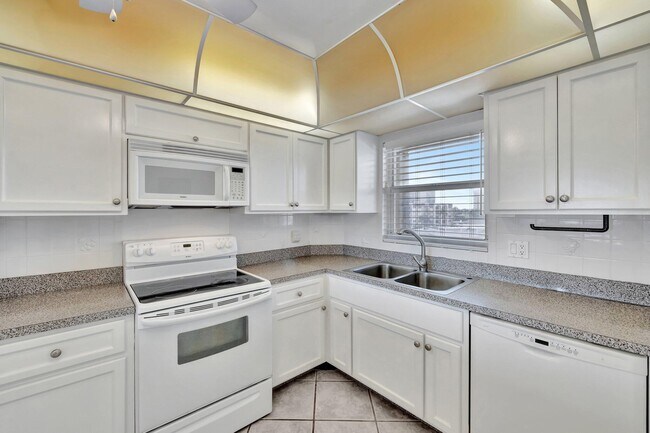 Foto del edificio - 328 N Ocean Blvd