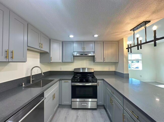 Building Photo - 3 BEDROOM HOME FOR LEASING IN Baldwin Park