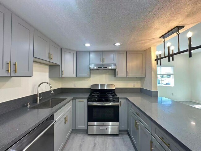 Foto del edificio - 3 BEDROOM HOME FOR LEASING IN Baldwin Park