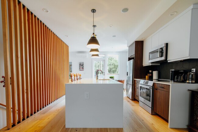 Foto del edificio - Modern 3 Bed, 3.5 Bath Townhouse for Rent