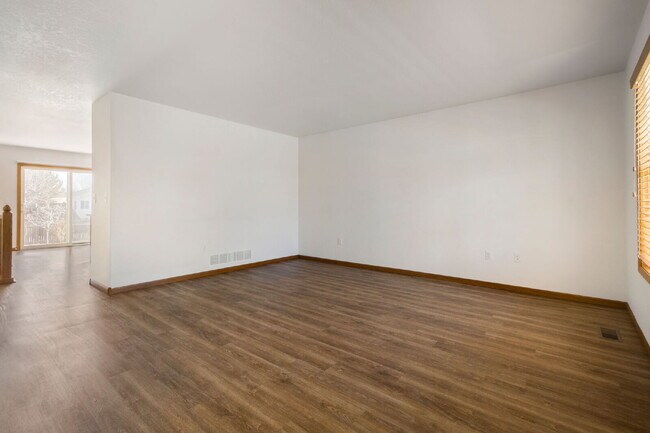 Building Photo - Great Ranch in the heart of Loveland!