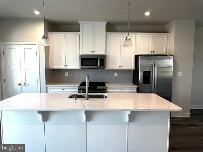 Building Photo - 10527 Encore Dr
