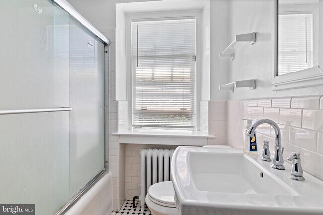 Foto del edificio - Welcome to this sunny and updated 4-bedroom, 2-bath row home in the heart of Mt. Airy! W/D! Large...