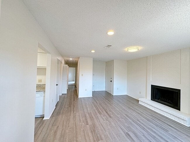 Building Photo - 2  Bedroom Condo off Essen near local Hosp...