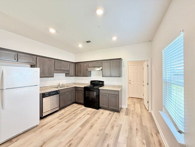 Building Photo - 8923 Untreiner Ave