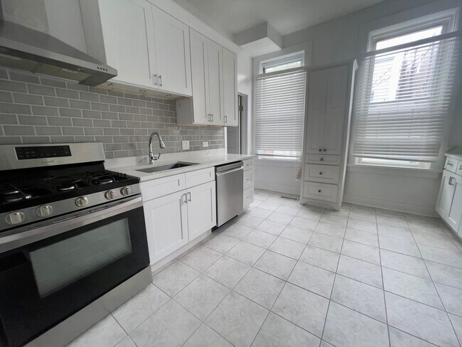 Foto del edificio - 1629 N Claremont Ave