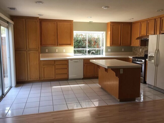 Kitchen - 1669 Klipspringer Dr