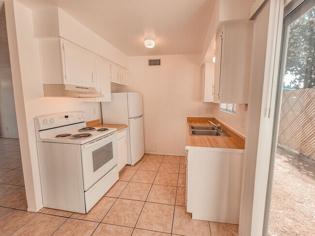 Building Photo - 1 month free rent move in promotion! Don't miss out on this Eastside apartment