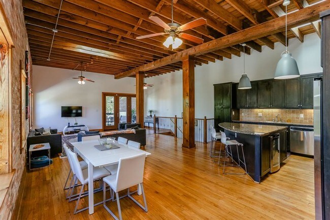 Building Photo - 945 Oxford St